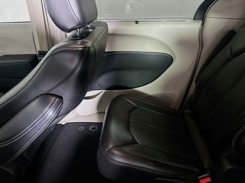 Used 2023 Chrysler Pacifica Touring-L image 25