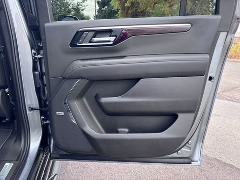 New 2025 Chevrolet Suburban Premier image 46