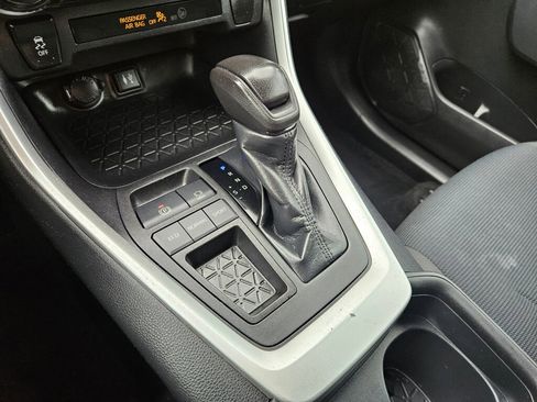 Used 2019 Toyota RAV4 LE FWD image 22