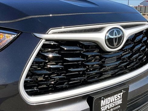 Used 2024 Toyota Highlander XLE image 27