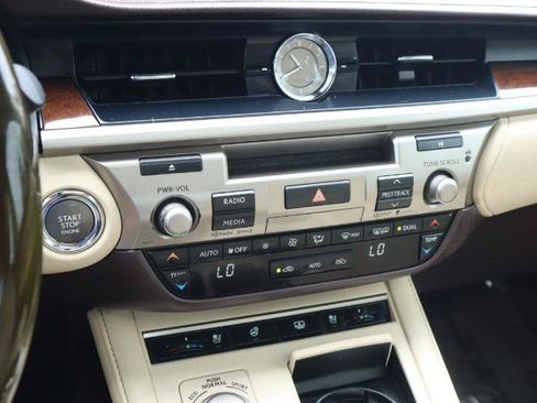 Used 2016 Lexus ES 350 w/ Luxury Package w/Wood Trim FWD image 21