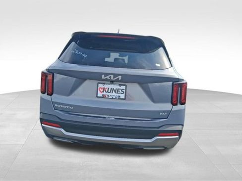 Used 2024 Kia Sorento S image 9