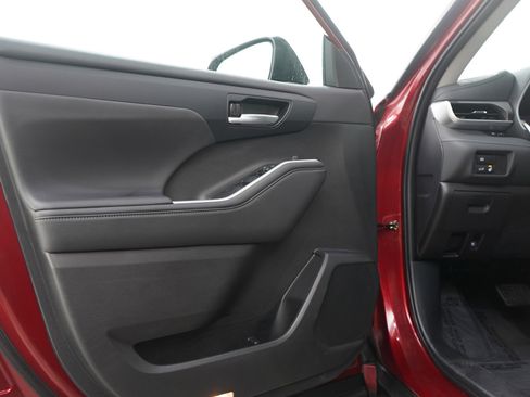 Used 2024 Toyota Highlander XLE image 21