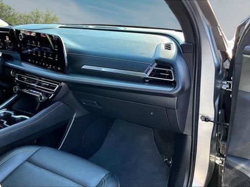 Used 2025 Chevrolet Traverse LT FWD image 25