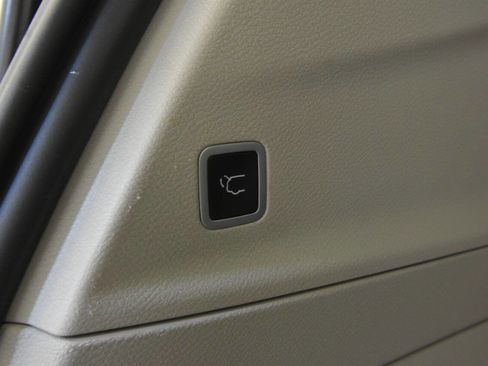 Used 2024 Chrysler Pacifica Touring-L image 33