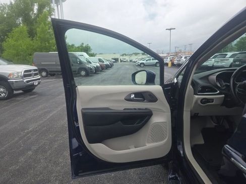 Used 2020 Chrysler Pacifica Touring-L FWD image 13