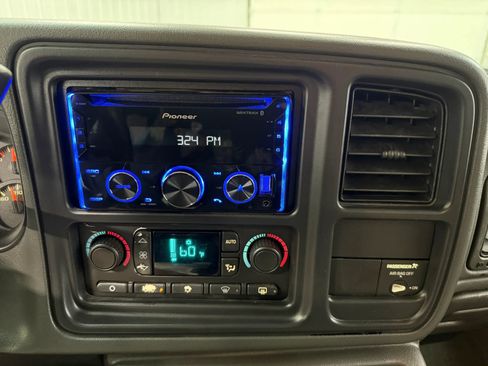 Used 2004 GMC Sierra 2500 SLE w/ Skid Plate Package AWD/4WD image 21