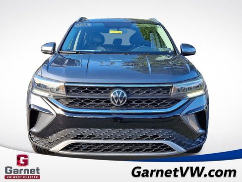 Certified 2022 Volkswagen Taos SE image 2