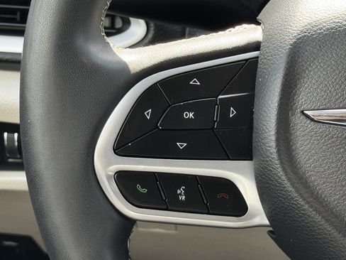 Used 2023 Chrysler Pacifica Touring-L FWD image 13