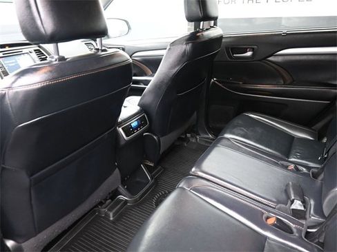 Used 2019 Toyota Highlander XLE image 24
