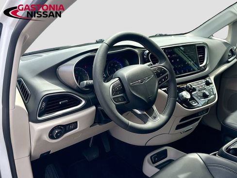 Used 2024 Chrysler Pacifica Touring-L FWD image 34