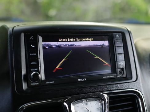 Used 2014 Chrysler Town & Country Touring-L FWD image 30