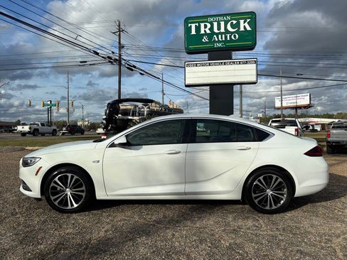 Used 2018 Buick Regal Essence image 2