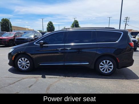 Used 2017 Chrysler Pacifica Touring-L FWD image 7