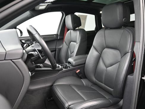 Certified 2023 Porsche Macan S AWD/4WD image 5