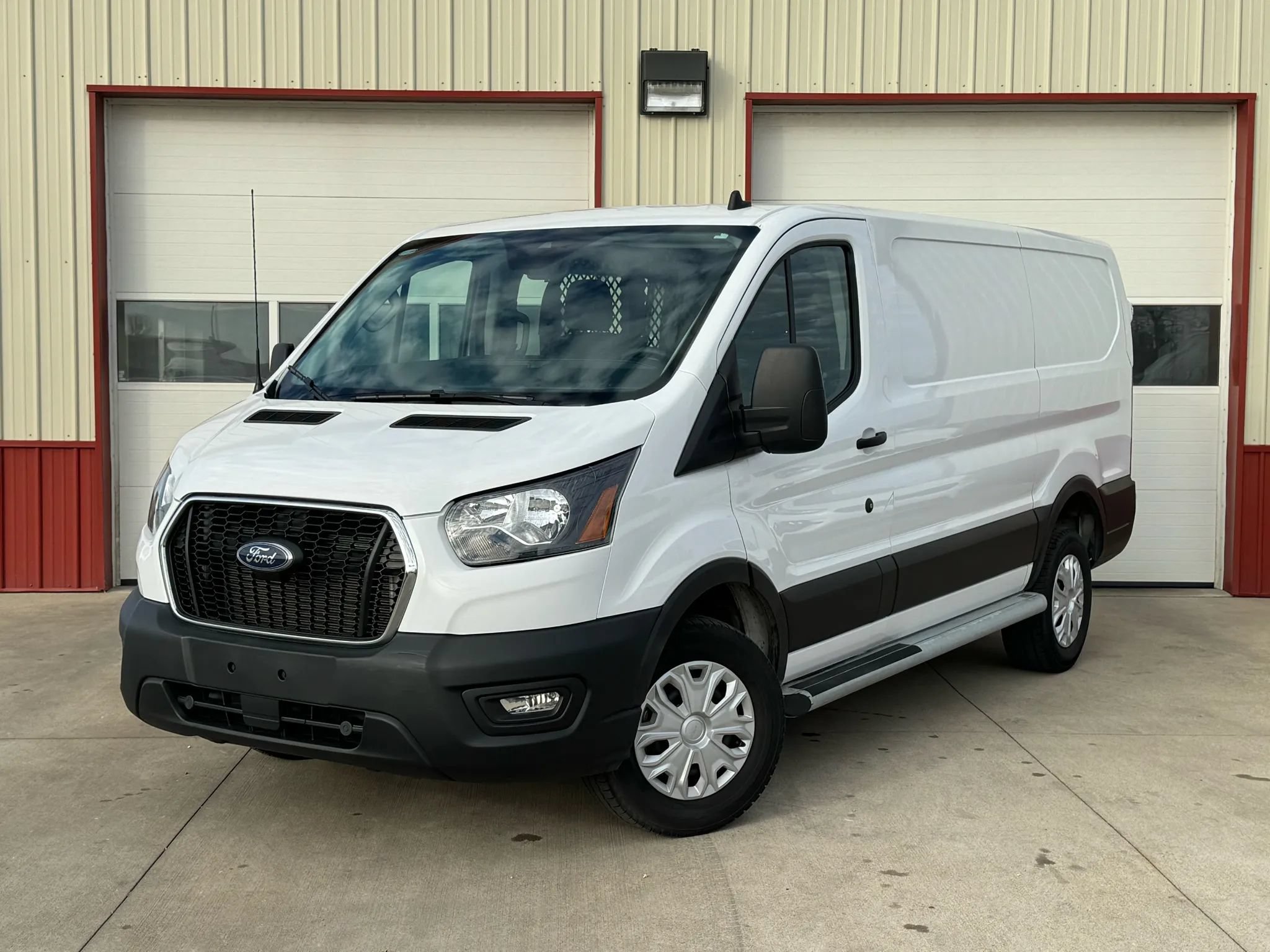 Used 2024 Ford Transit 250 Low Roof w/ Exterior Upgrade Package RWD image 3