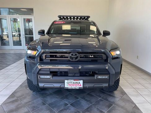 Used 2025 Toyota 4Runner SR5 AWD/4WD image 3