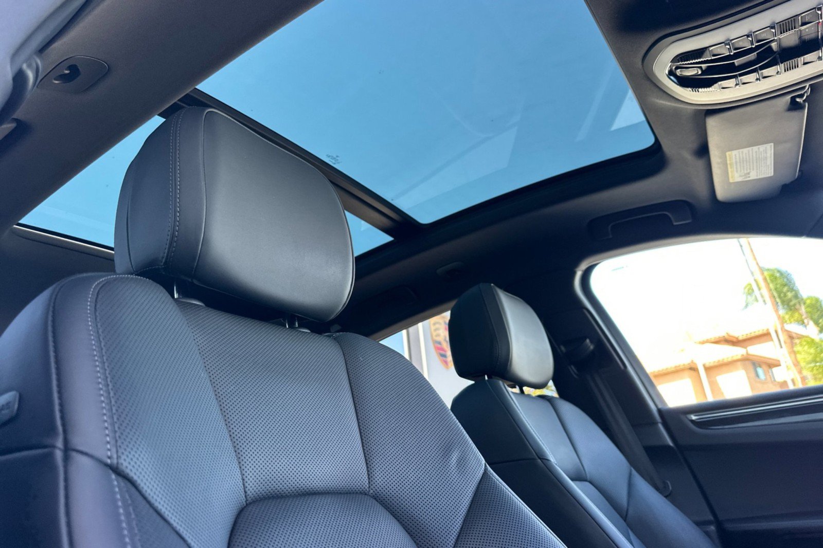 Certified 2023 Porsche Macan S AWD/4WD image 17