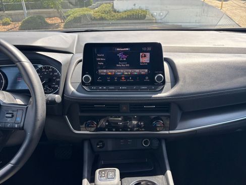 Used 2025 Nissan Rogue SV FWD image 17