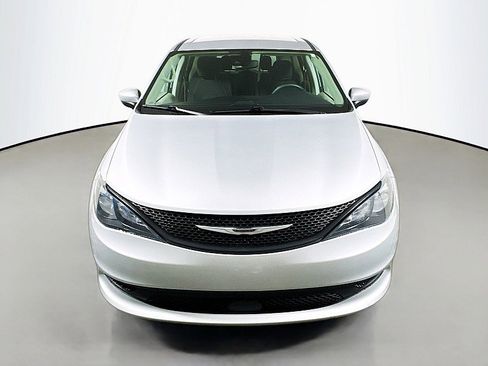 Used 2023 Chrysler Voyager LX image 2