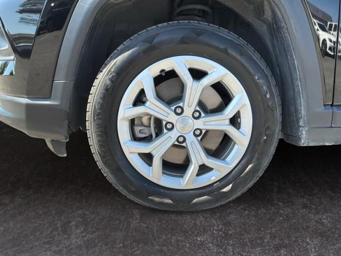 Used 2024 Jeep Compass Latitude AWD/4WD image 9