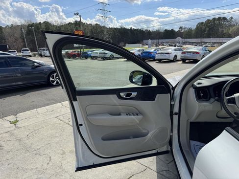 Used 2023 Volvo XC60 B5 Plus image 6