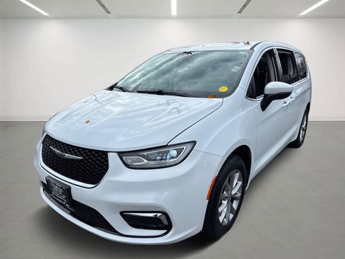 Used 2023 Chrysler Pacifica Touring-L image 2