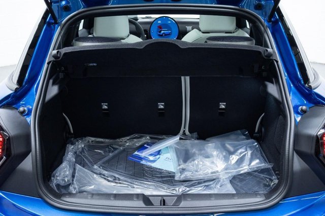 Used 2026 MINI Cooper 4-Door Hardtop FWD image 7