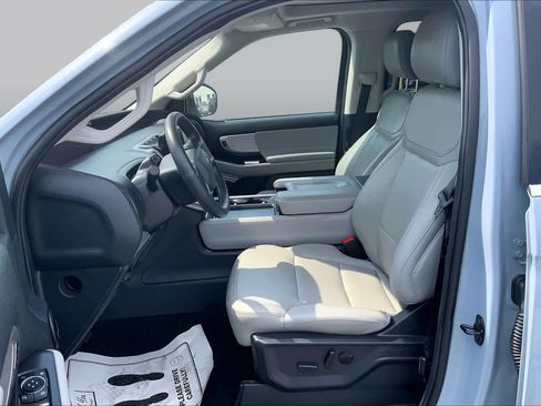 Used 2025 Ford Expedition Active AWD/4WD image 8