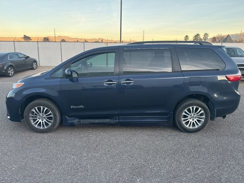 Used 2020 Toyota Sienna XLE w/ XLE Navigation Package image 7