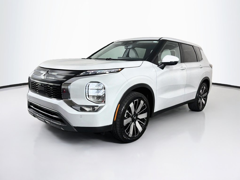 Used 2025 Mitsubishi Outlander SE FWD image 3