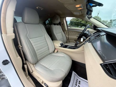 Used 2016 Ford Taurus SE FWD image 8