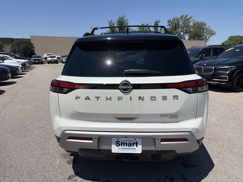 Used 2022 Nissan Pathfinder Platinum w/ Cargo Package AWD/4WD image 4