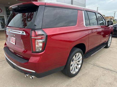 Used 2024 Chevrolet Suburban Premier w/ Premium Package RWD image 7