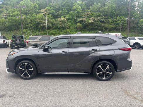 Used 2021 Toyota Highlander XSE FWD image 2