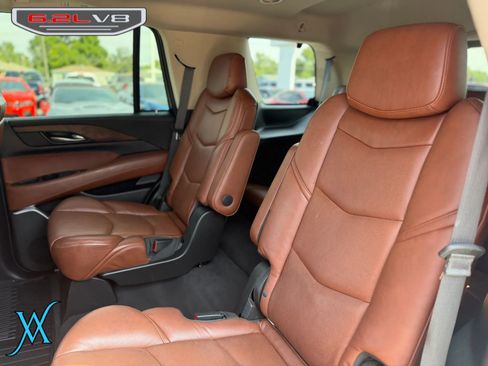 Used 2019 Cadillac Escalade Luxury AWD/4WD image 17
