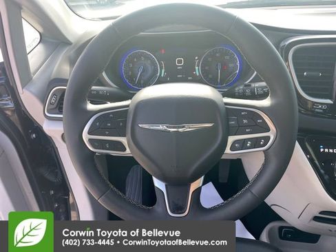 Used 2024 Chrysler Pacifica Touring-L FWD image 22