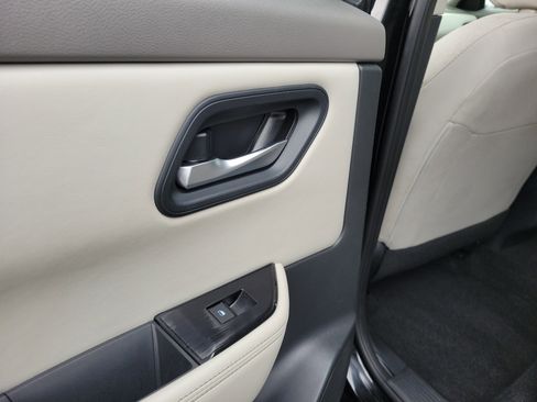 Used 2025 Nissan Rogue SV FWD image 13