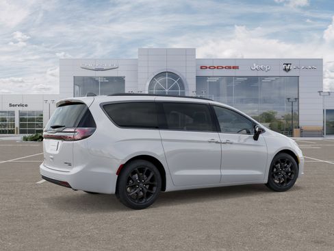 New 2026 Chrysler Pacifica Limited image 5