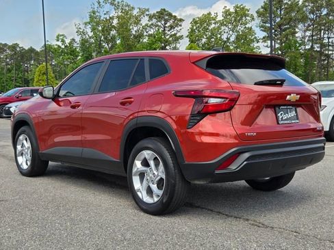 Used 2024 Chevrolet Trax LS w/ LS Convenience Package FWD image 3