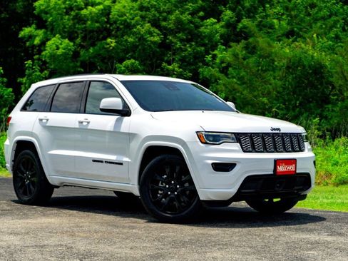Used 2020 Jeep Grand Cherokee Altitude RWD image 2