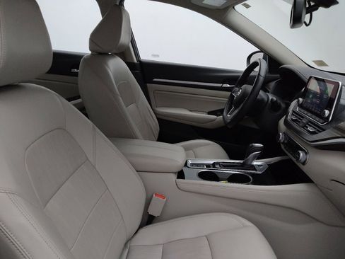 Used 2020 Nissan Altima 2.0 Platinum FWD image 21