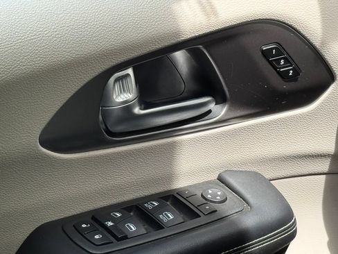 Used 2023 Chrysler Pacifica Touring-L FWD image 18