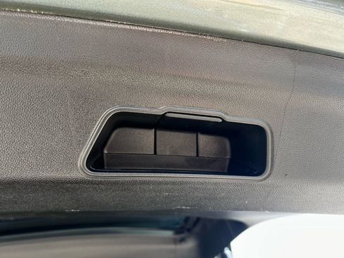 Used 2023 Chevrolet Suburban Premier image 18