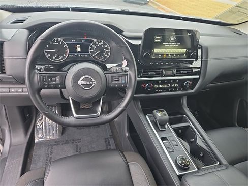 Certified 2025 Nissan Pathfinder SL image 32