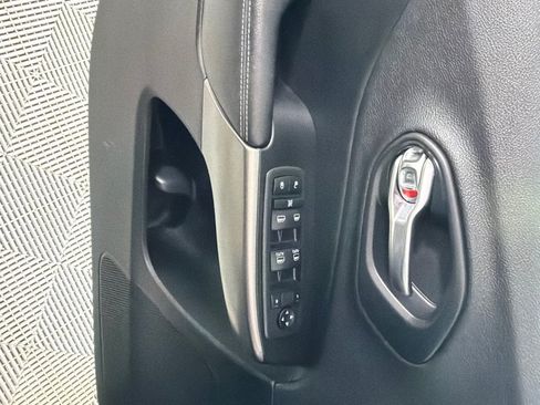 Used 2019 Jeep Cherokee Latitude Plus w/ Comfort/Convenience Group AWD/4WD image 11
