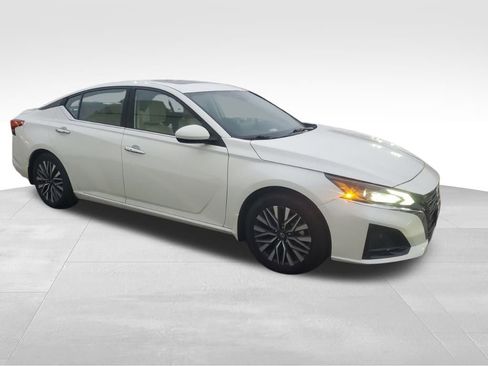 Used 2024 Nissan Altima 2.5 SV w/ SV Premium Package image 7