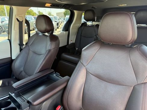 Used 2023 Toyota Sienna Platinum FWD image 10