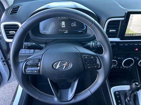 Certified 2024 Hyundai Venue Limited FWD image 18