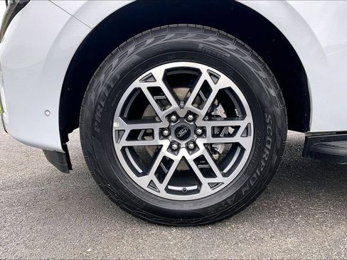Used 2025 Ford Expedition Active AWD/4WD image 36